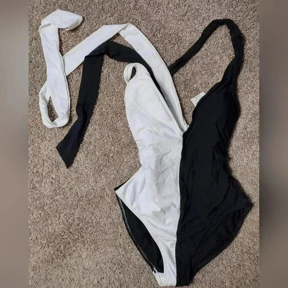 Time and Tru Black and White Colorblock one piece Swimsuit - Picture 4 of 12